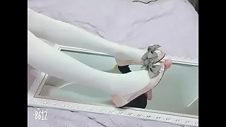 白丝伪娘假鸡巴足交